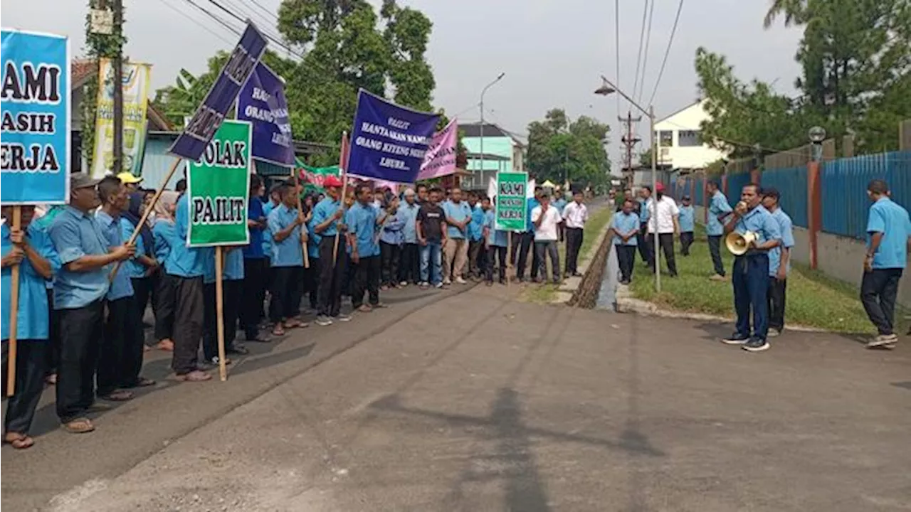 Tolak PHK & Pabrik Tutup, Buruh Pabrik Sarung Panamtex Turun ke Jalan