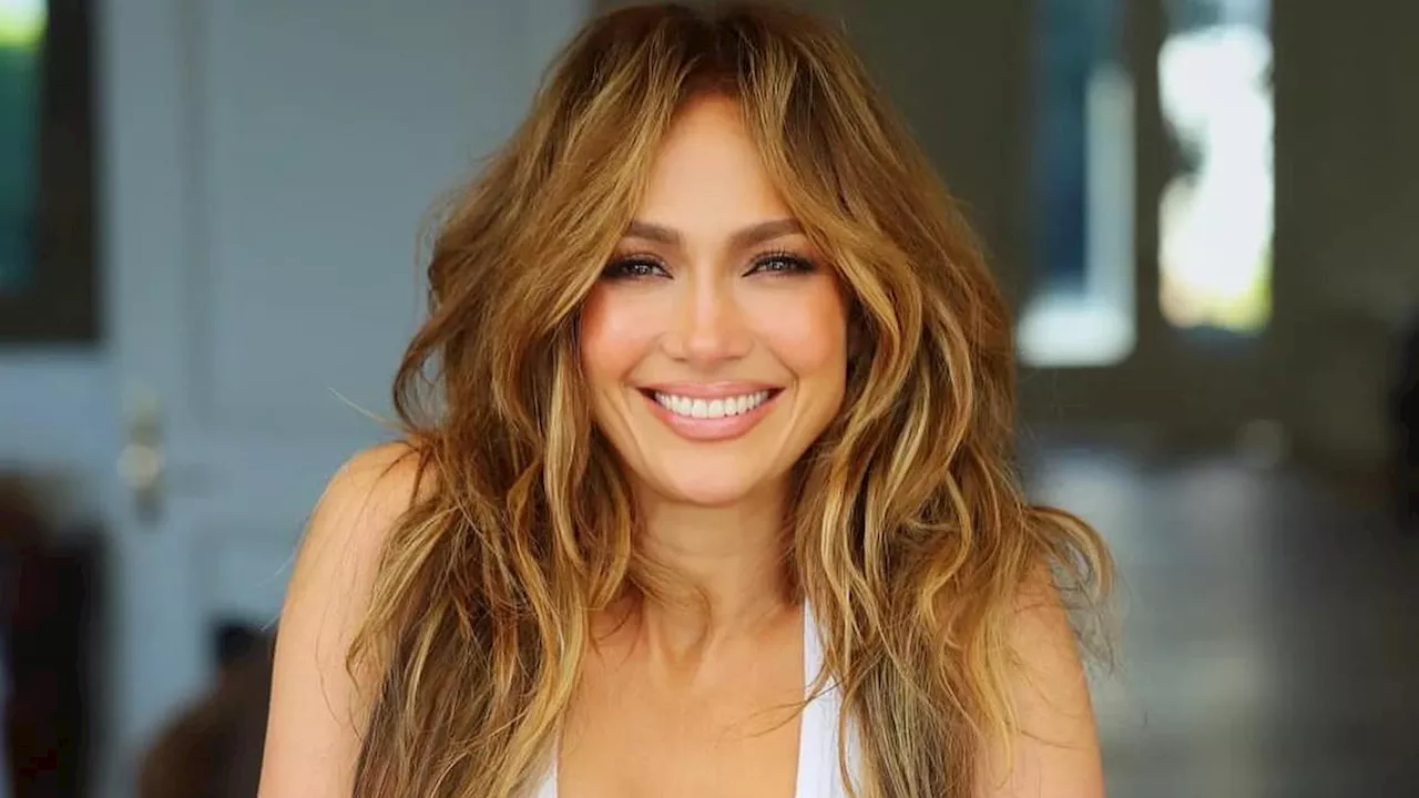 Jennifer Lopez Shows Off Cleavage In Sexy Snaps Amidst Divorce From Ben Affleck