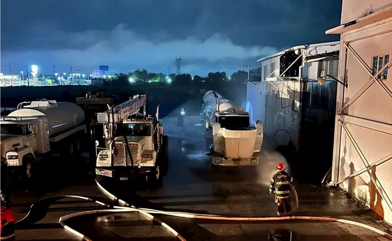 Elementos de Protección Civil y Bomberos atienden derrame de hidrocarburo en carretera