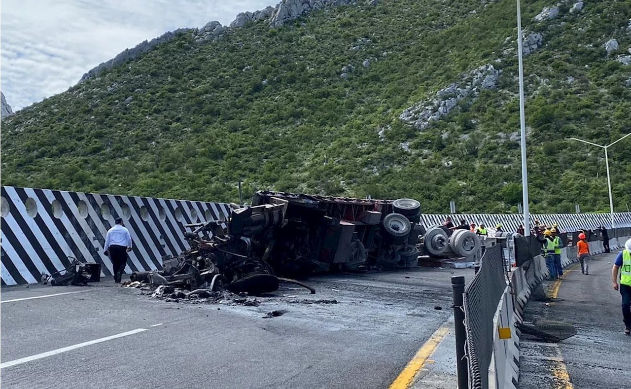 Trailer pierde frenos y choca contra camioneta en Autopista Saltillo-Monterrey; hay 4 muertos