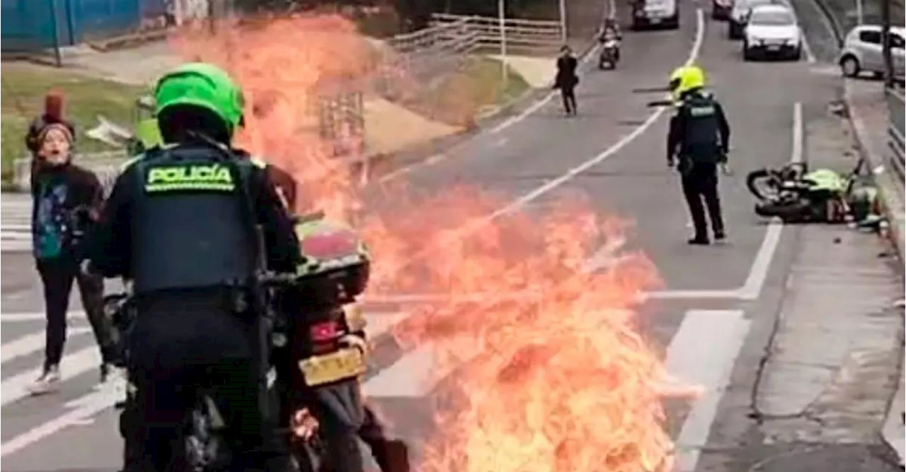 Encapuchados intentaron quemar a policías en protesta a las afueras de la Universidad Distrital en Bogotá