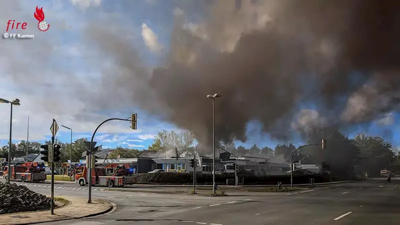 Großbrand in Lagerhalle in Kamen