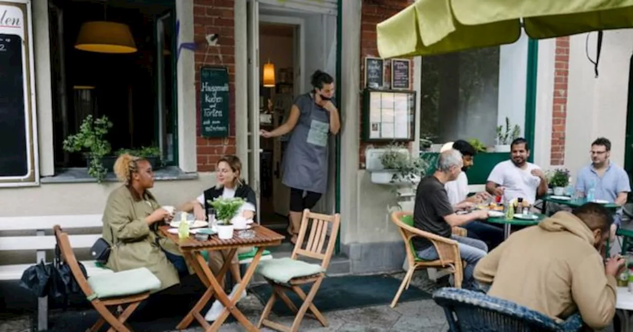 Studentin weigert sich, Platz in Café zu räumen - Rentnerinnen verlassen sauer
