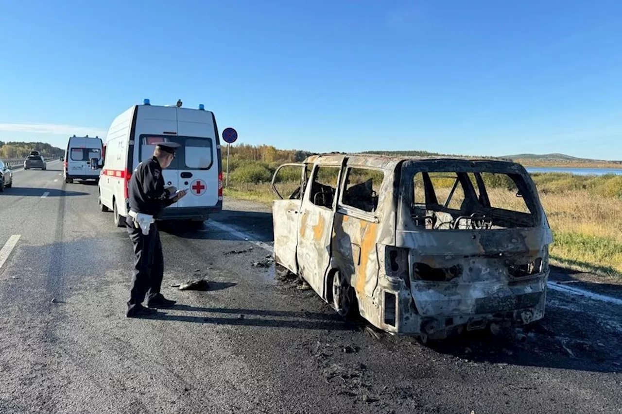 На Урале в ДТП с микроавтобусом и грузовиком едва не сгорели пассажиры