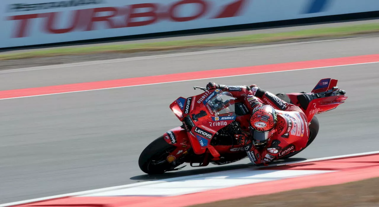 MotoGP, Pecco Bagnaia vince la Sprint del Gp d'Indonesia: brutta caduta per Jorge Martin