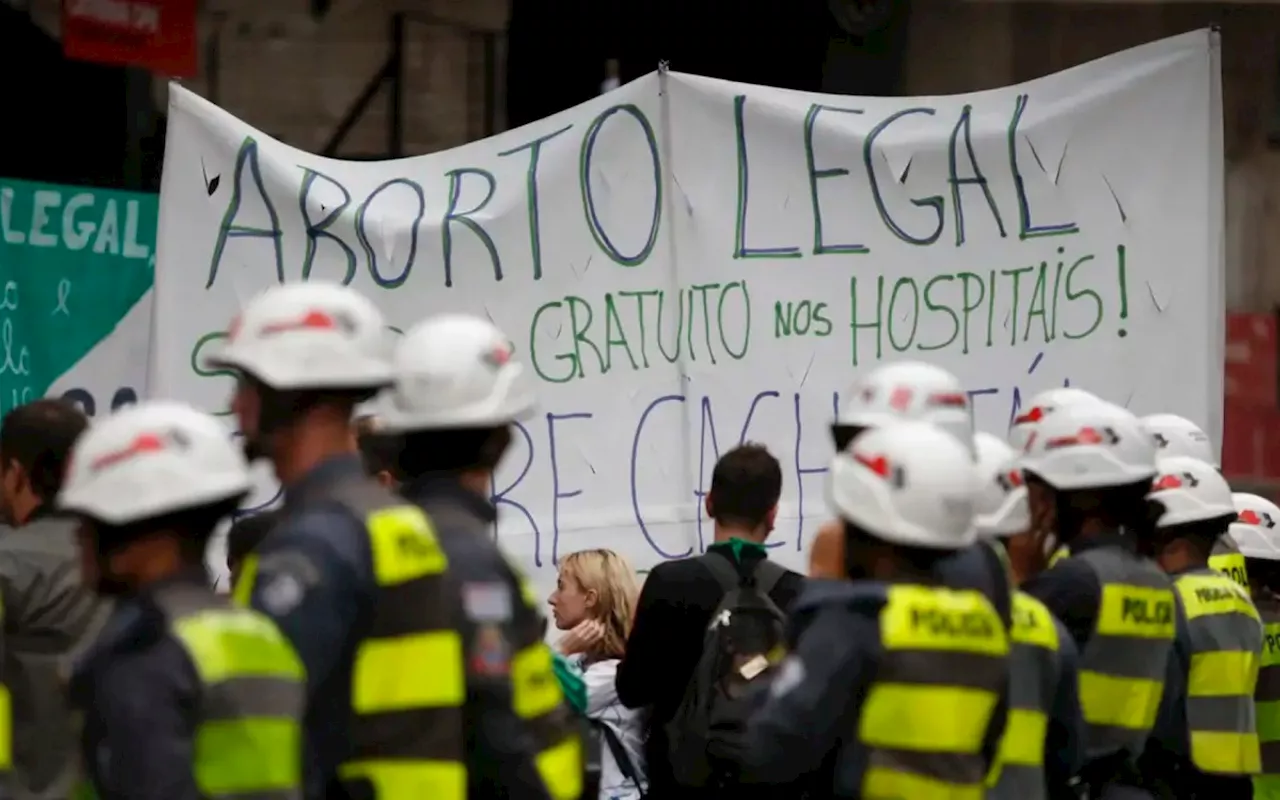 Mulheres fazem ato no Masp no dia de luta pela legalização do aborto