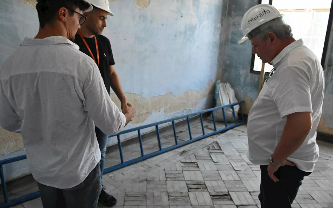 Prefeito Axel Grael visita obras do Centro Cultural Cauby Peixoto na Zona Norte de Niterói