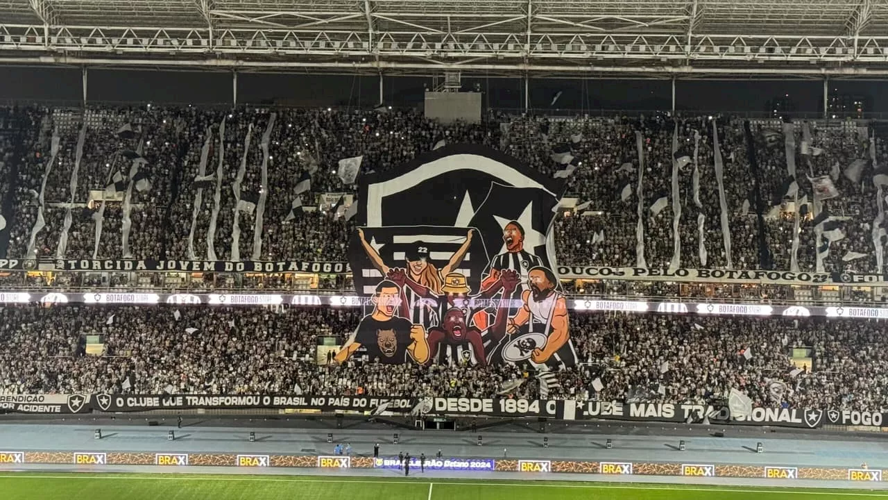 Torcida do Botafogo prepara mosaico para confronto contra o Grêmio, em Brasília