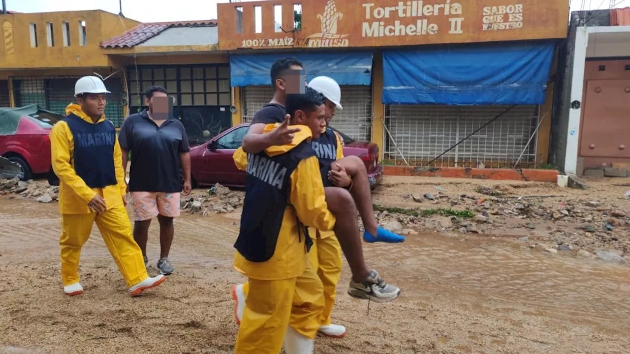 Marina rescata a personas atrapadas por inundaciones en Acapulco