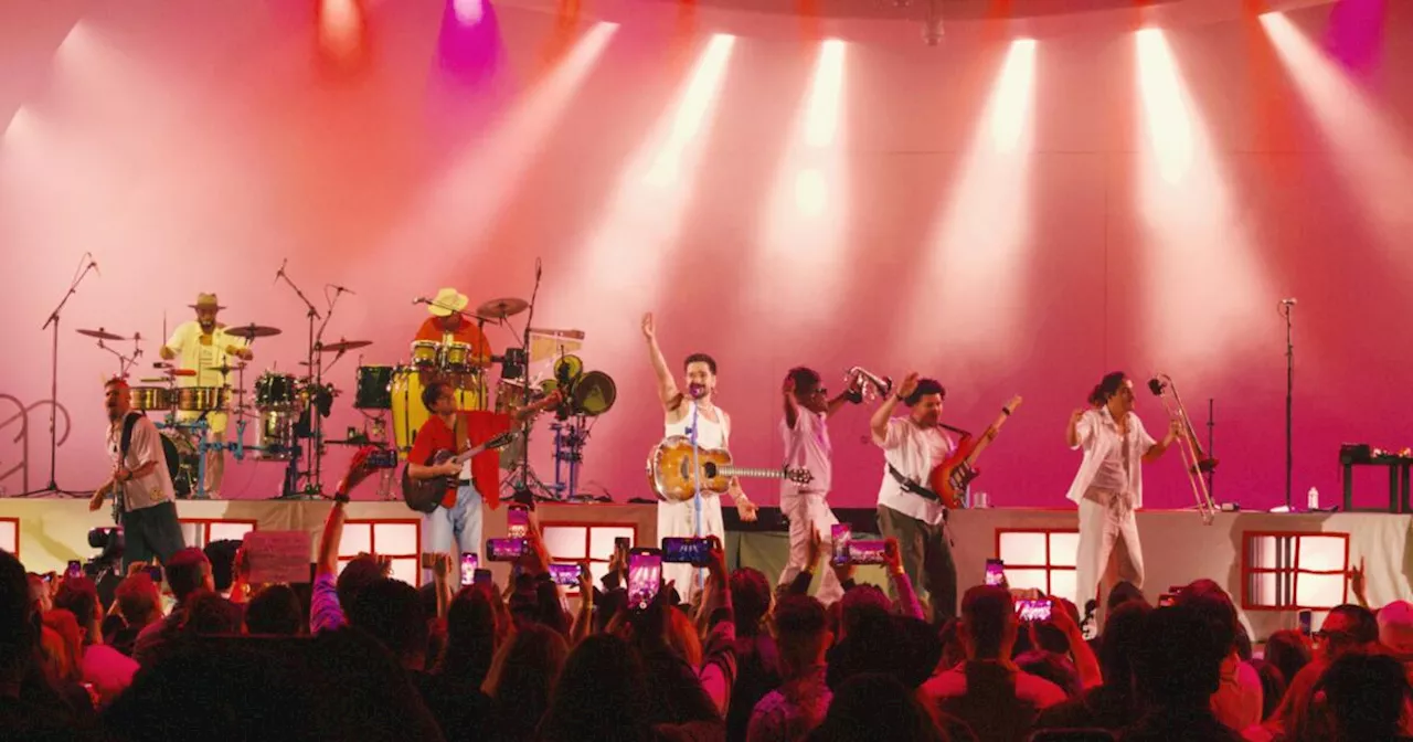 Camilo llenó de energía a los angelinos y convirtió el Hollywood Bowl en 'Nuestro Lugar Feliz'