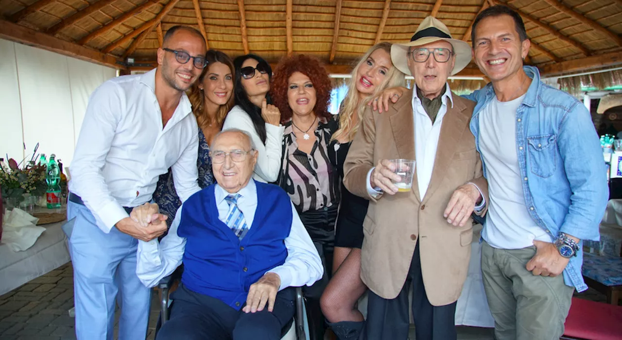 Pippo Baudo in carrozzina alla festa per i 90 anni di Pierfrancesco Pingitore. Da Martufello a Pamela Prati e