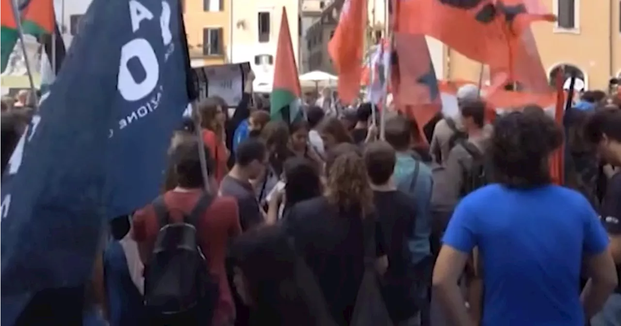 Milano, &#034;agenti sionisti&#034;: choc al corteo pro Palestina, cosa spunta sui cartelli