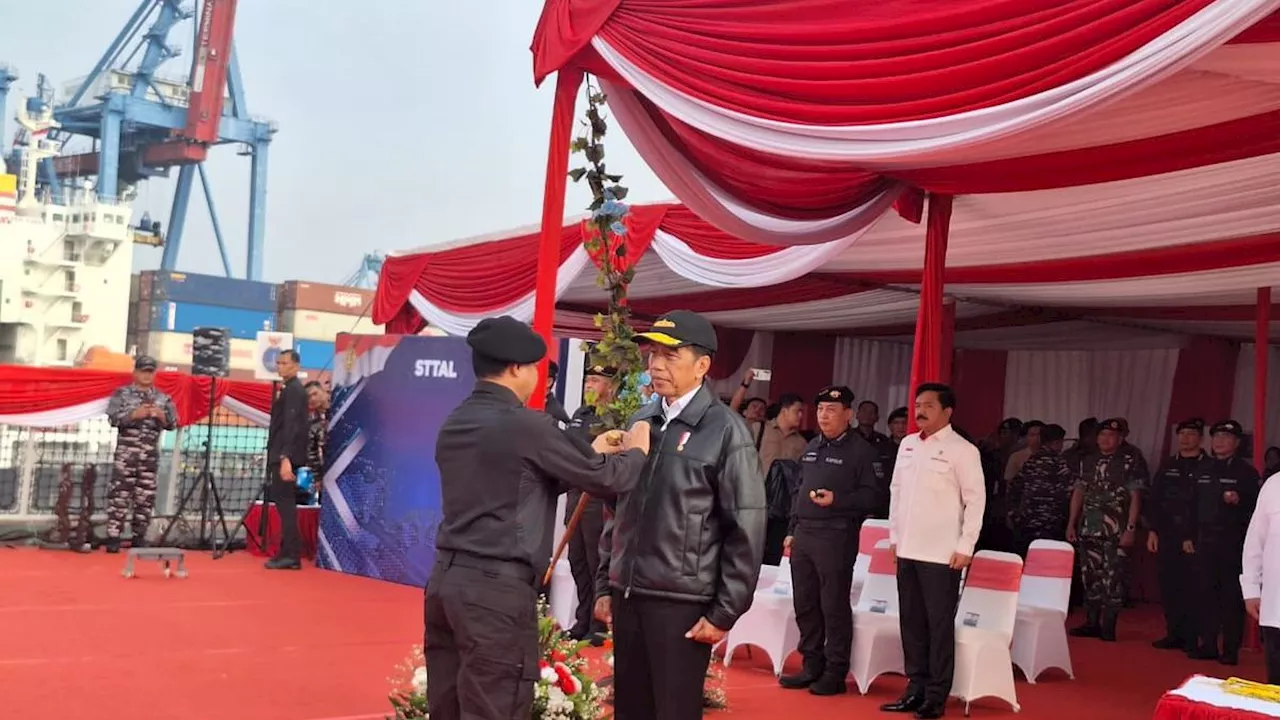 Jokowi Terima Brevet Kehormatan Hiu Kencana di Atas KRI RJW-992