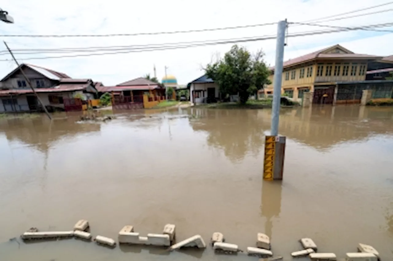 Kedah opens another shelter in Changlun to house flood-hit residents as water levels for three rivers cross danger mark