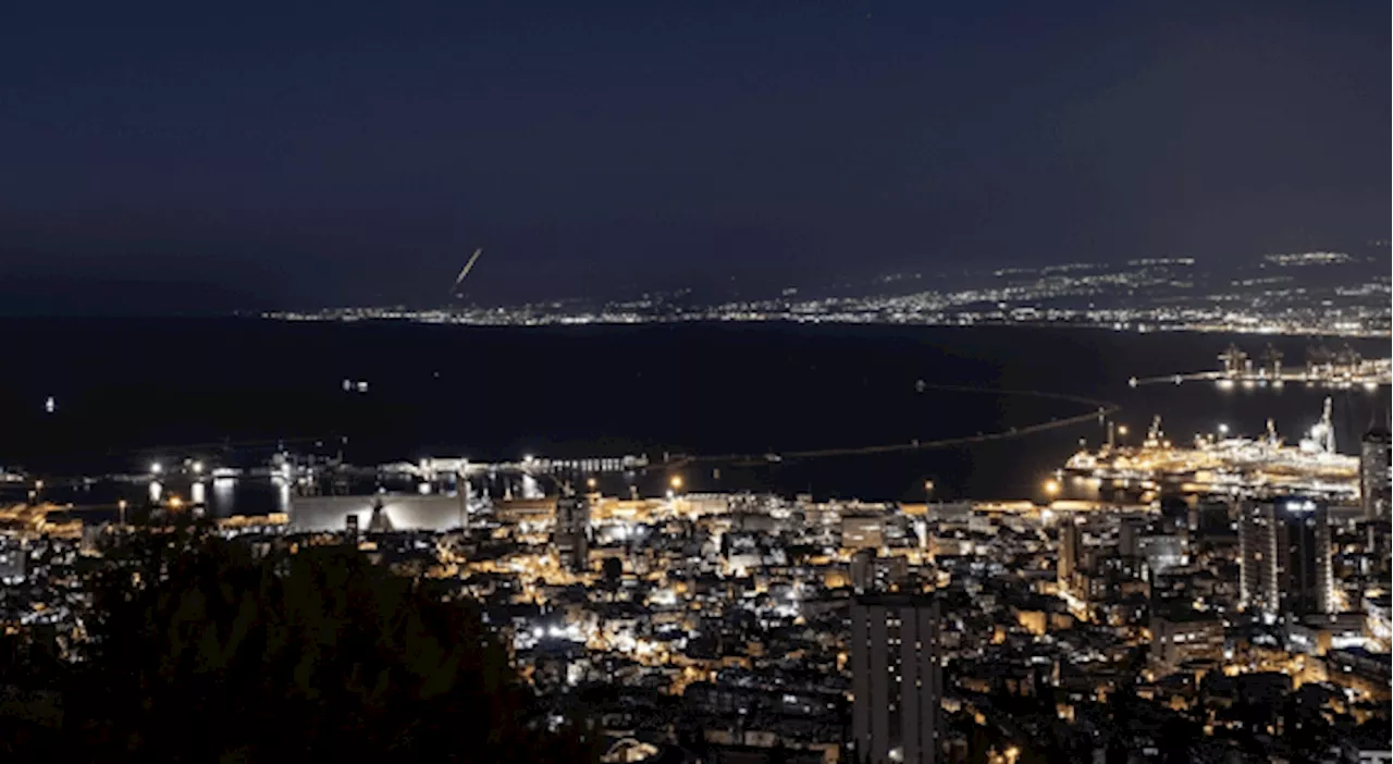 Bidik Pesawat Iran, Israel Retasi Bandara Beirut