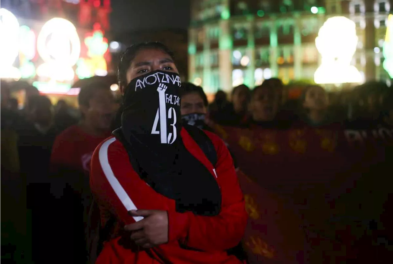 Obstaculizan marcha por Ayotzinapa, pero padres de normalistas siguen hacia el Zócalo