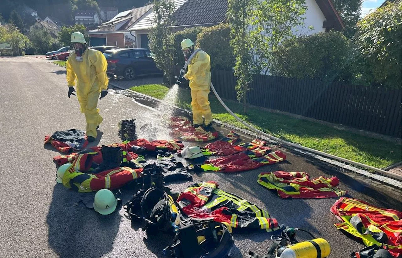 Brand in Photovoltaikanlage - Einsatzkräfte am Bahndamm in Falkenstein