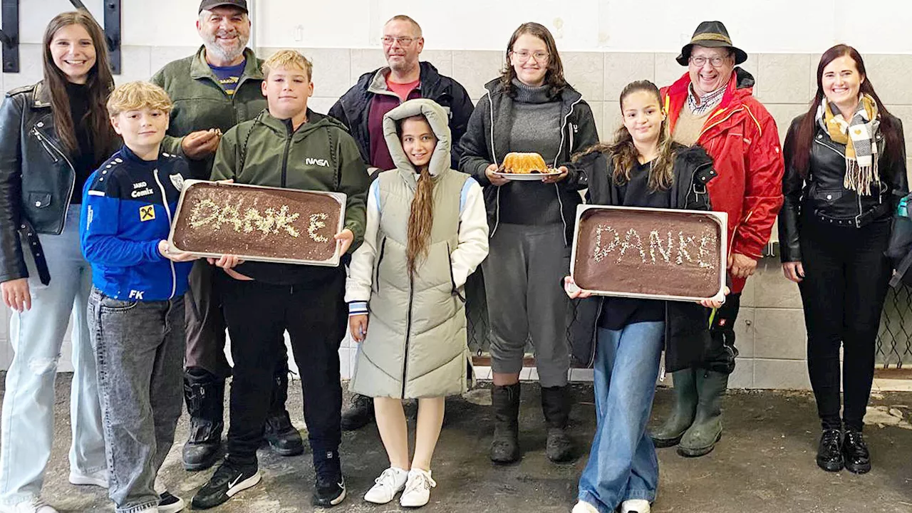 Krummnußbaums Schüler mit Kuchen für Freiwillige