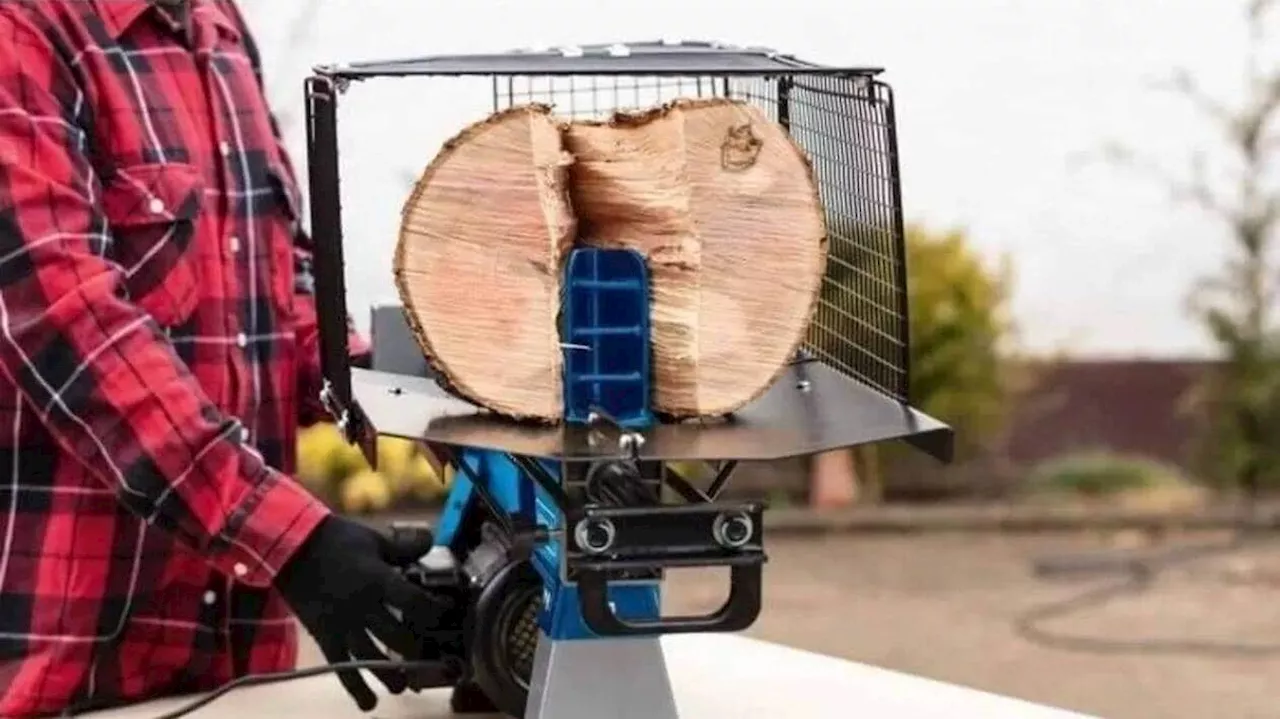 Moins bruyante, cette fendeuse à bois découpe votre bois de chauffage (et son prix s’écroule)