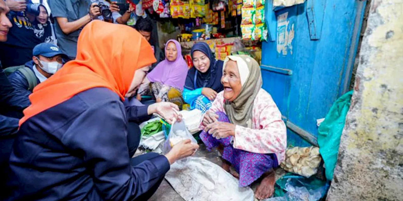 Blusukan ke Pasar Tradisional Tuban, Khofifah Kebanjiran Doa dan Dukungan