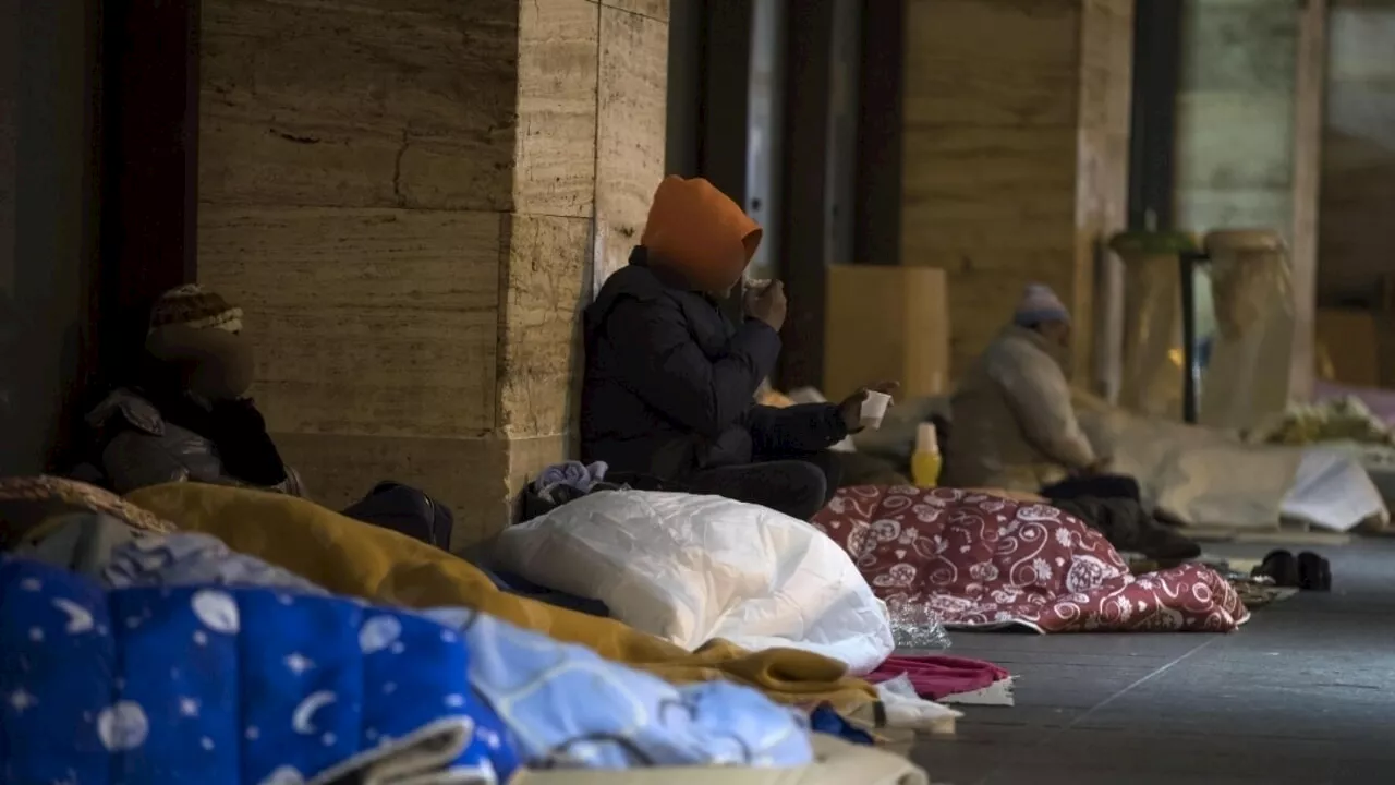 Accoglienza, Gualtieri promette: 'Niente cancellate e stop sgomberi'