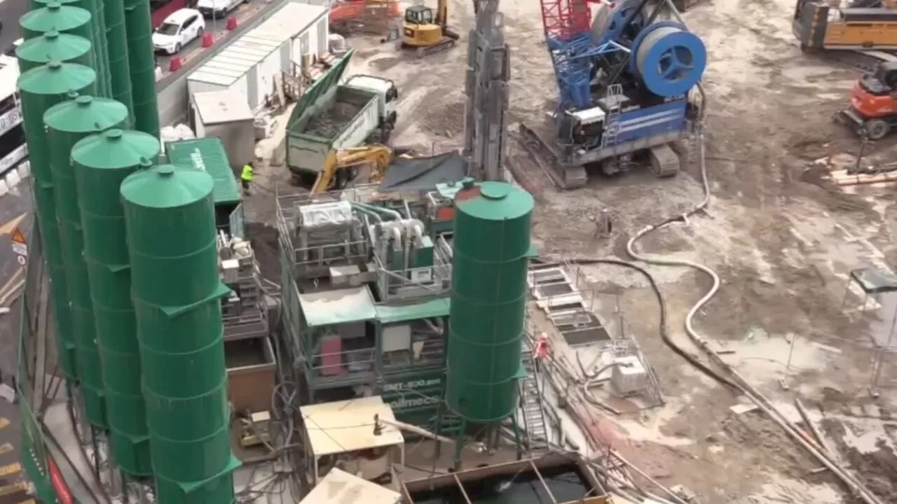 Il cantiere di piazza Venezia diventa un museo a cielo aperto, arriva l’arte sui silos