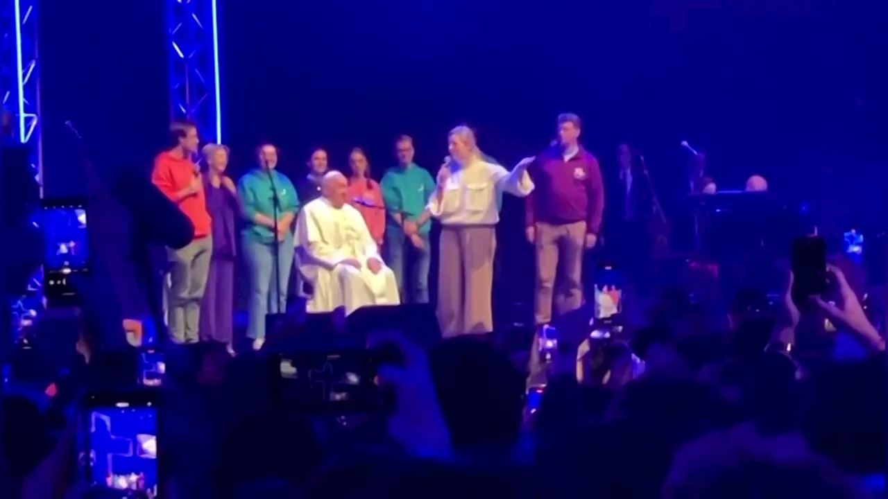 Le pape surprend les jeunes au Stade Roi Baudouin