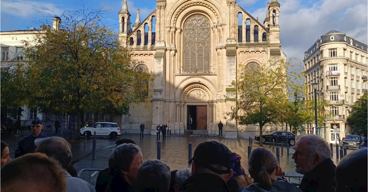 Le Pape François accueilli par une centaine de personnes devant l’église de Saint-Gilles