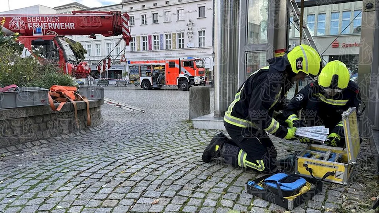 „Hätten ihr auch noch Mittagessen serviert“: Offenbar gut gelaunte Feuerwehr befreit Frau aus Fahrstuhl in Berlin