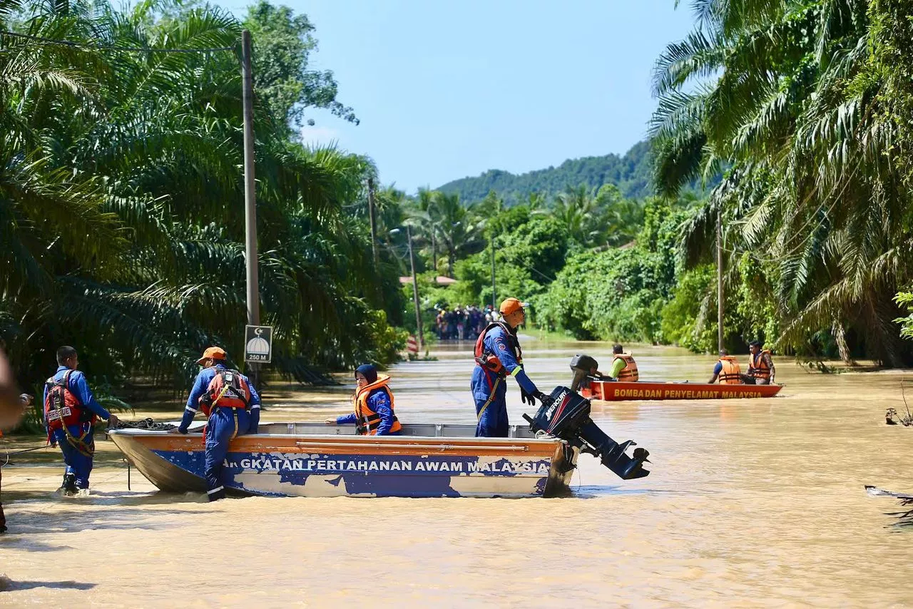 Operasi cari dua beranak hanyut dalam radius 200 meter