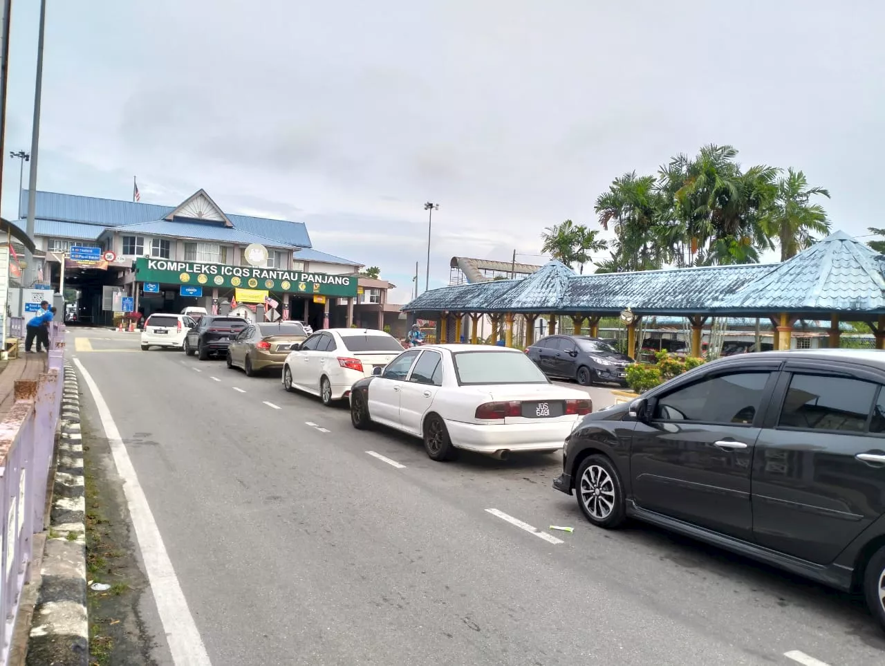 Thousands of Malaysians Crowd Rantau Panjang Border for Thai Trip