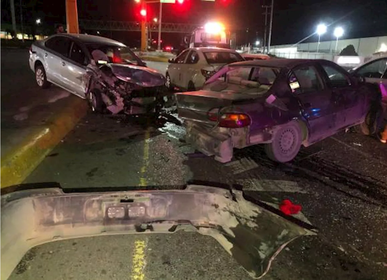 Joven borracho causa daños materiales al atropellar tres vehículos en Saltillo