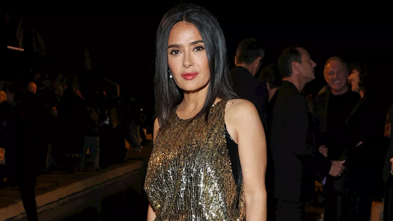 Salma Hayek luce sandalias de plataforma de los 70 en el desfile de Alexander McQueen