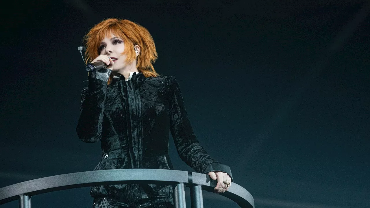 Mylène Farmer se transforme en prêtresse gothique au Stade de France (et le sortilège opère)