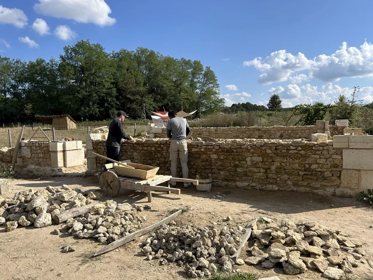 En Gironde, une cathédrale du 11e siècle sort de terre grâce à une centaine de bénévoles