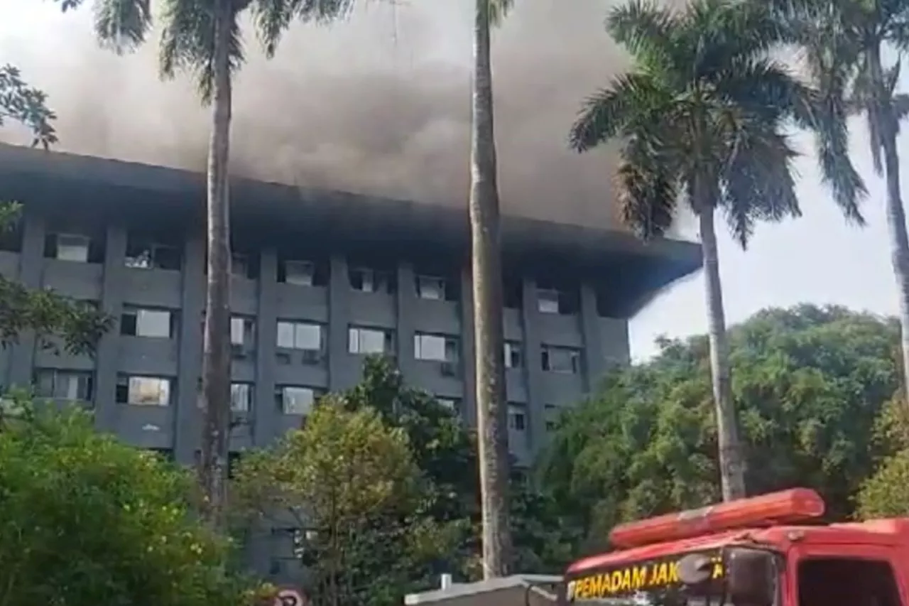 Gulkarmat DKI Jakarta sisir lantai gedung Bakamla RI yang terbakar