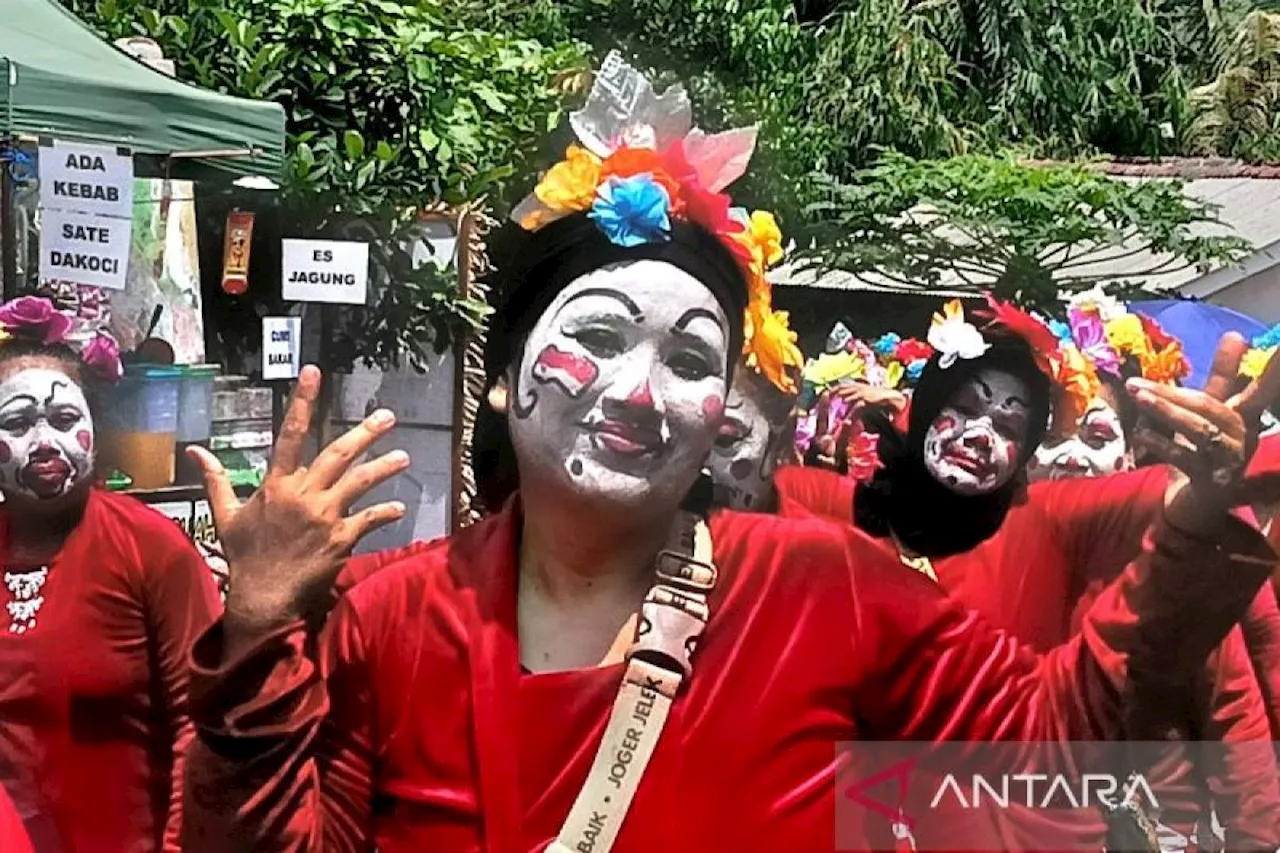 Kirab Para Seniman Tutup Festival Lima Gunung Ke-23