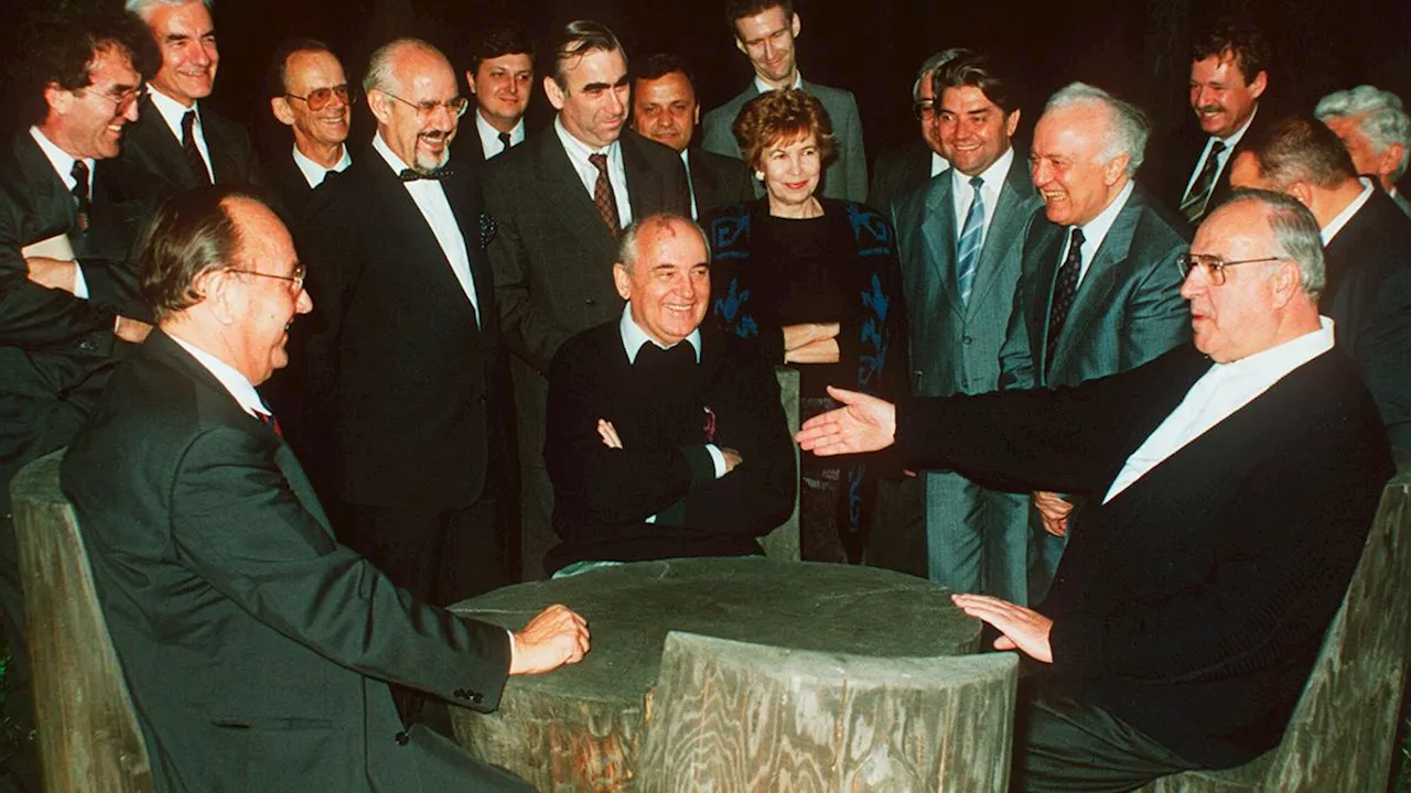 Politiker Genscher, Gorbatschow, Kohl (vorn), Berater Teltschik (l.) mit Regierungssprecher Klein (stehend 4. v. l.) im Kaukasus 1990: Auf fast jedem Foto dabei