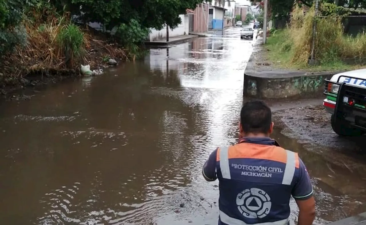 Desfogue de presa en Morelia provoca inundaciones en varias colonias; vecinos colocan costales de arena para evitar daños en casas