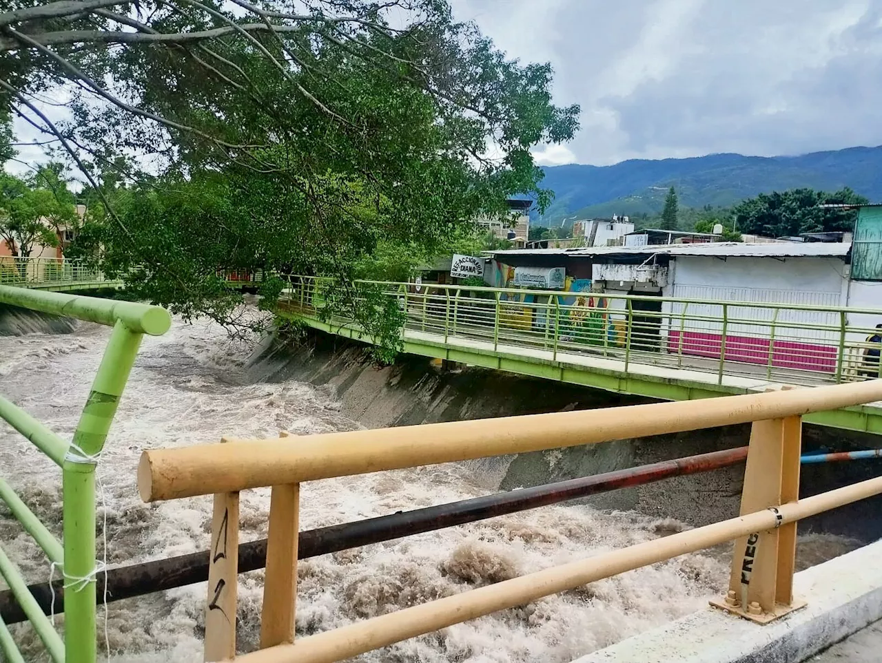 Inunda a la capital río Huacapan desbordado