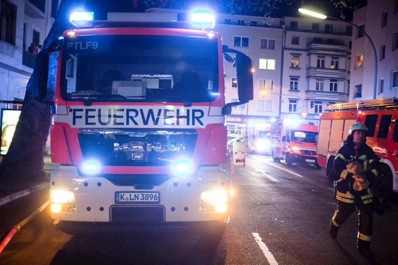 Brand in Kölner Wohnhaus: Feuerwehr rettet Person