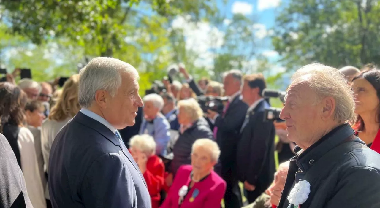 Tajani e la visita a Marzabotto. L'abbraccio con i superstiti (insieme a Mattarella) e quel segnale contro le