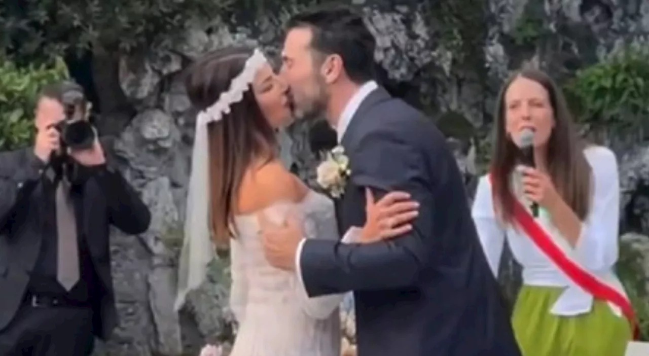 Gigi Buffon e Ilaria D'Amico, i vestiti degli sposi al matrimonio: lui in completo classico, lei con abito boh