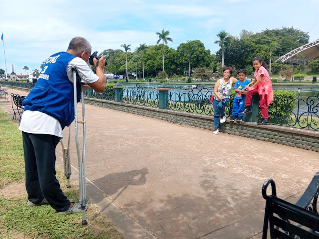 Luneta's litratista: Clicking inside national park