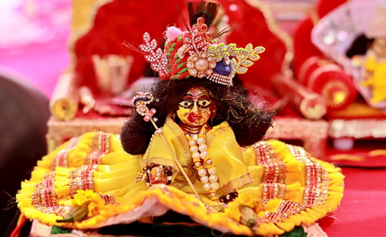 Laddu Gopal Old Clothes: पुराने हो गए हैं लड्डू गोपाल के वस्त्र, तो जानें इनका क्या करें, भूल कर भी ना करें यह कार्य