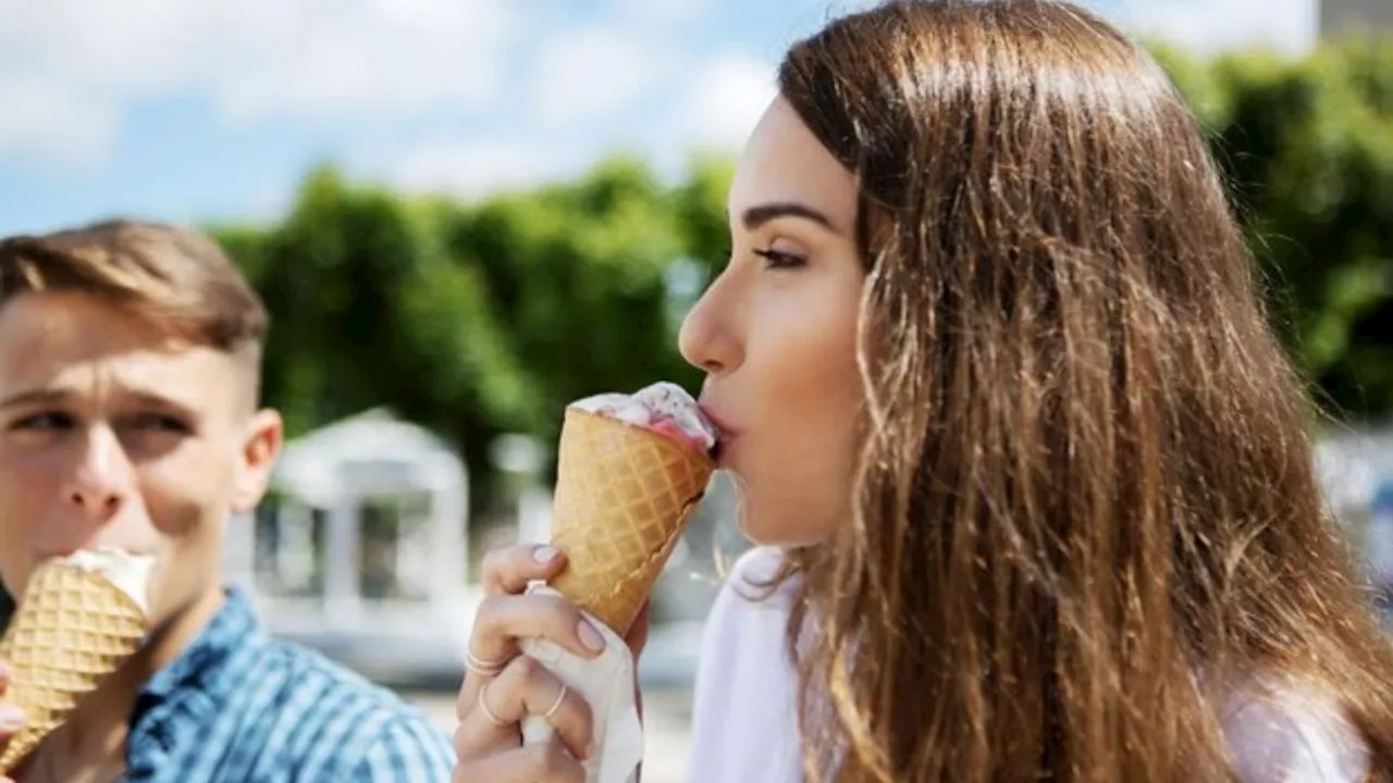 Eating Ice Cream: अगर आप भी है आइसक्रीम खाने के शौकीन, तो यहां जान लें इसके फायदे और नुकसान