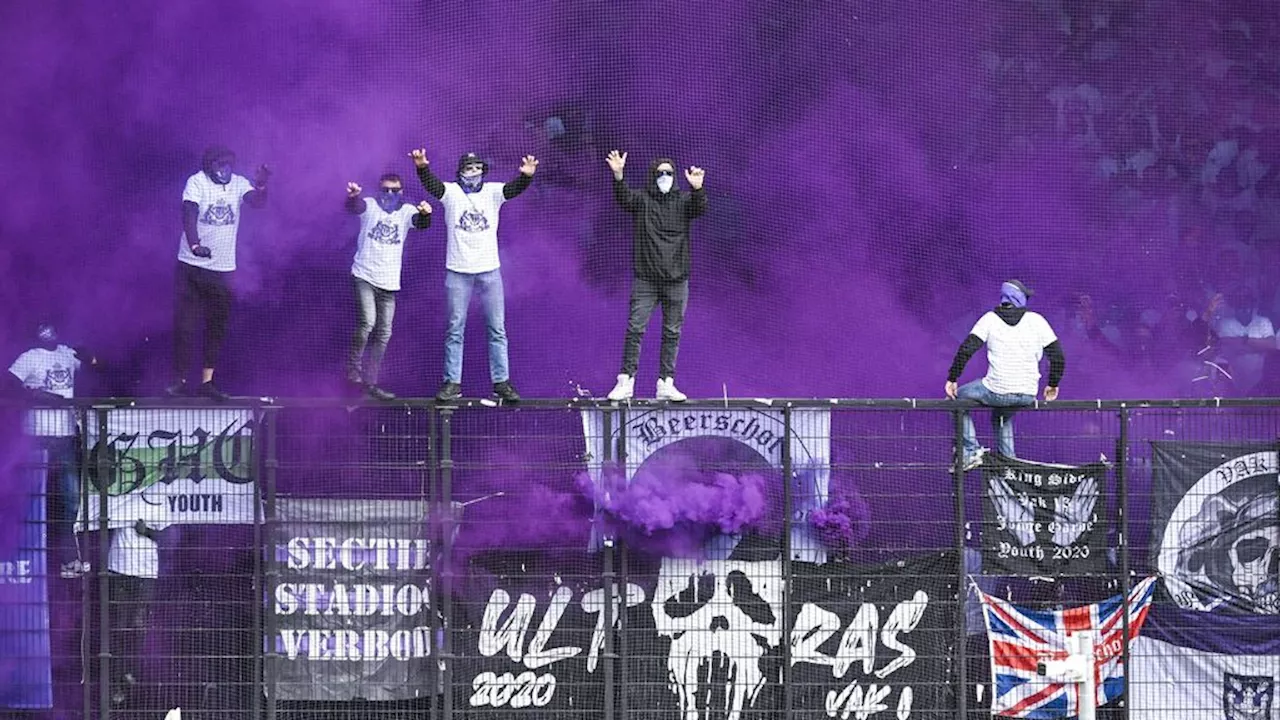 Nieuw dieptepunt voor Kuijt: Antwerpse derby gestaakt na vuurwerk van Beerschot-fans