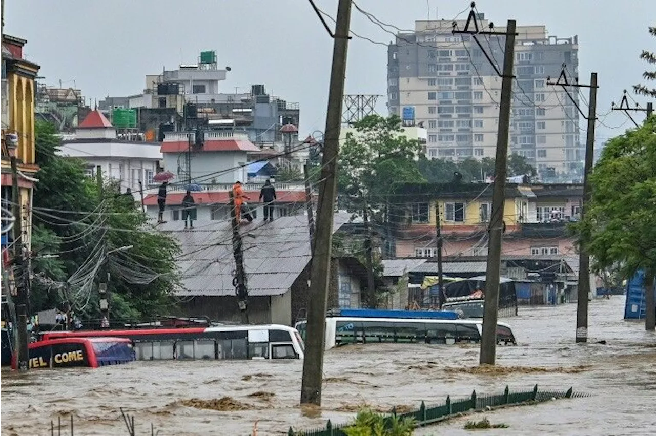 Au moins 148 morts et 59 disparus après des inondations et glissements de terrain au Népal