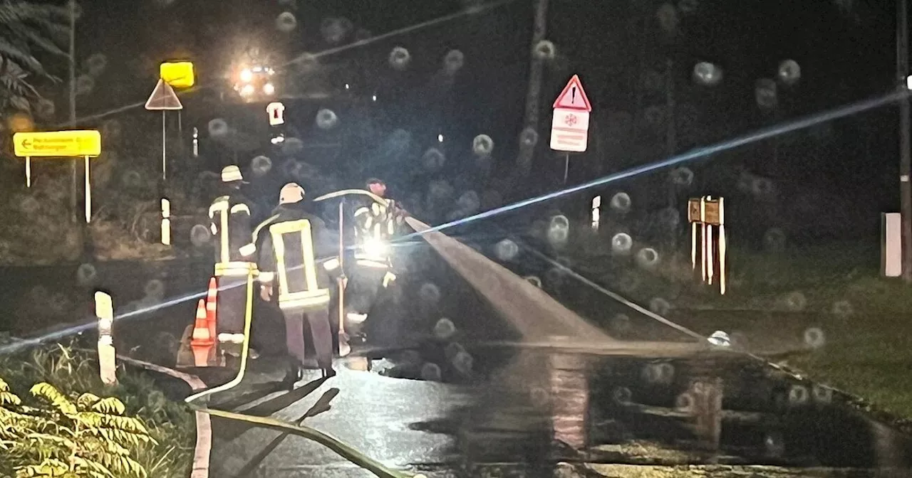 Auf 800 Metern Gülle verloren: Feuerwehr Borgentreich im Säuberungs-Einsatz