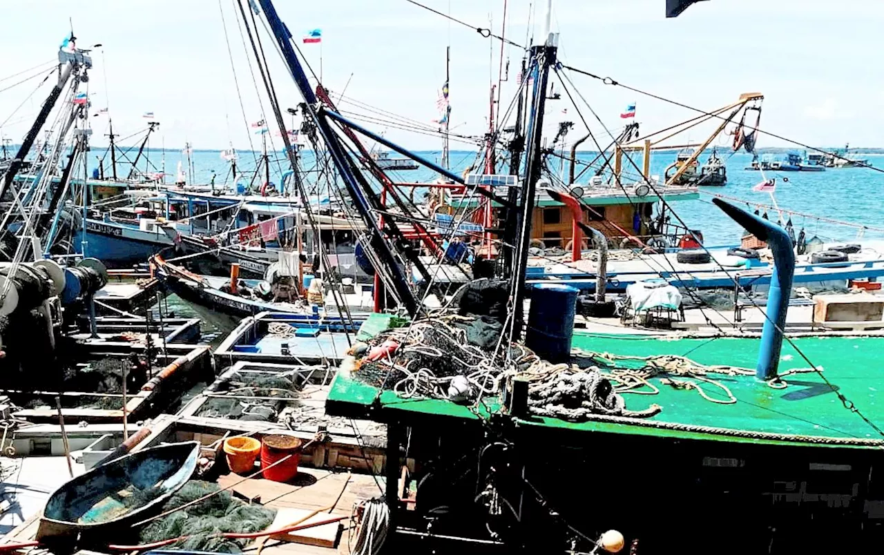 Sandakan fishermen struggling with alleged lack of diesel